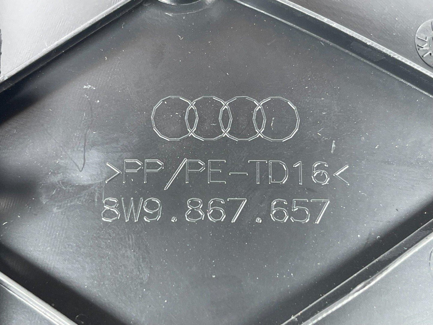 16-19 AUDI A4 B9 ESTATE GENUINE REAR LEFT TAILGATE TRIM COVER 8W9867657
