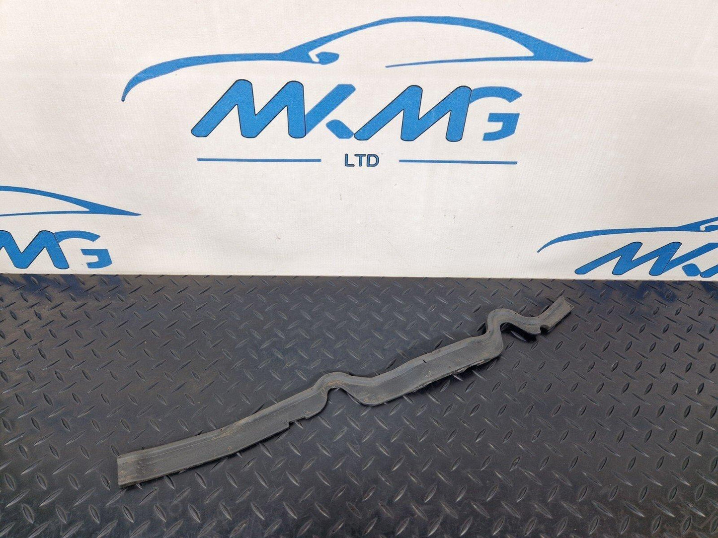 12-18 AUDI A6 C7 FRONT LEFT DRIVER FENDER UPPER SEAL STRIP  4G0823731