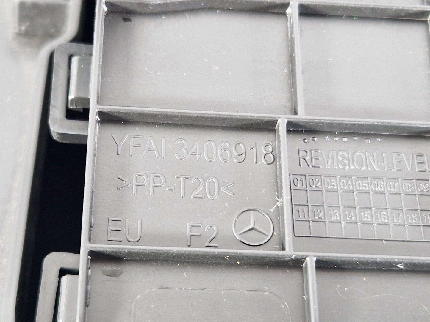19-ON MERCEDES BENZ CLA C118 STORAGE COMPARTMENT GLOVEBOX A1776803800