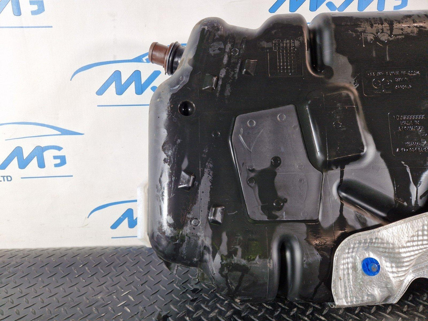 19-ON MERCEDES B CLASS W247 GENUINE DIESEL FUEL TANK WITH PUMP A2474701500