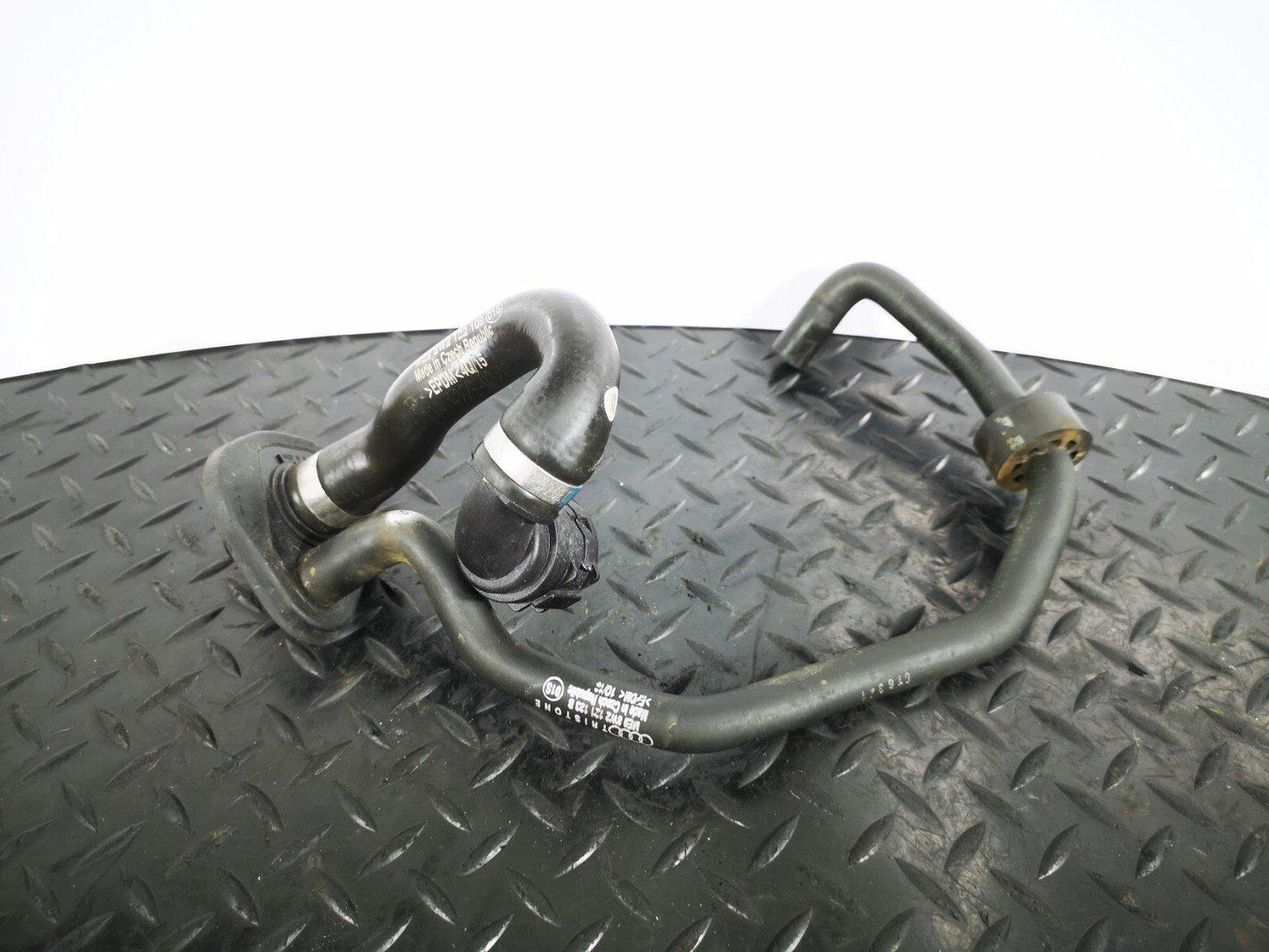 16-19 AUDI A4 B9 S-LINE GENUINE V6 3.0TDI CSW WATER COOLANT HOSES 8W2121123B