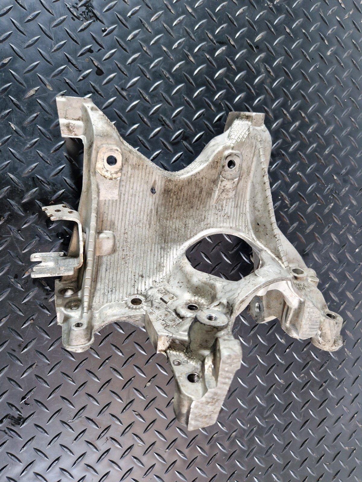 16-19 AUDI A4 B9 GENUINE RIGHT O/S DRIVER SIDE SUBFRAME MOUNT BRACKET 8W0399296E