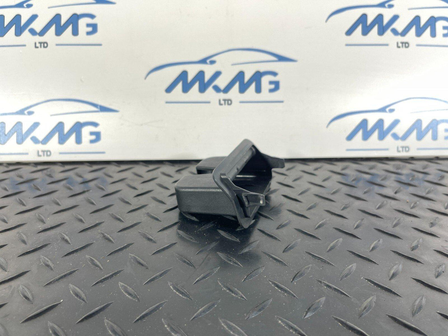16-19 AUDI A4 B9 SALOON GENUINE BOOT TAILGATE LOCK TRIM COVER 8W5827520