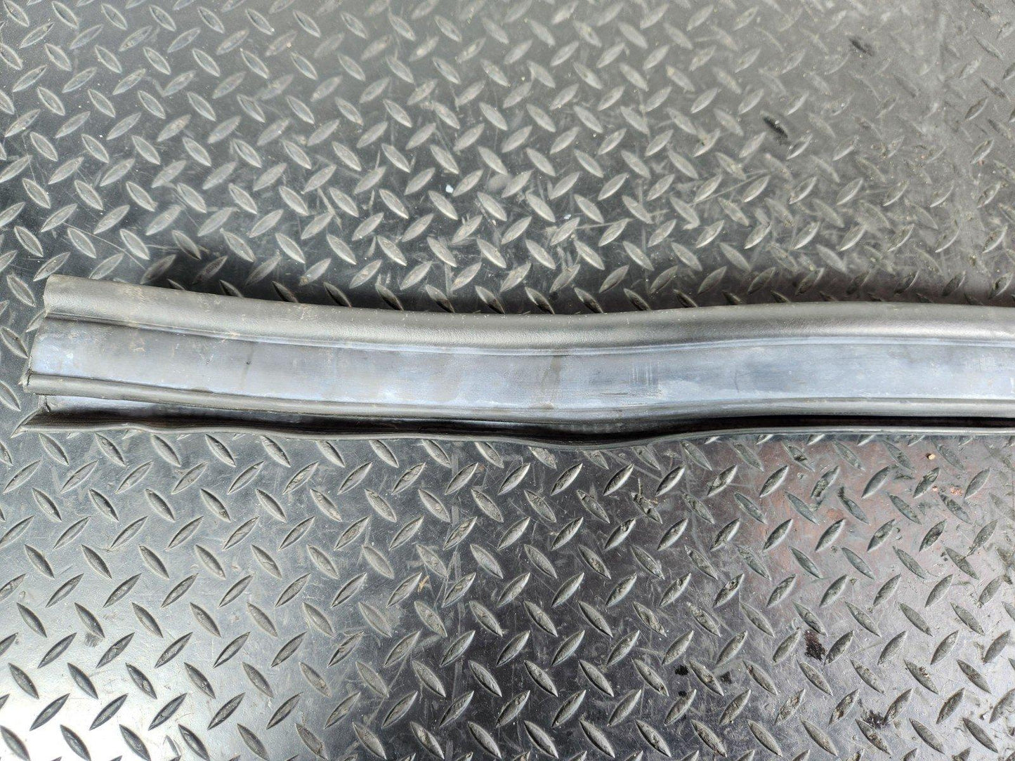 11-19 MERCEDES BENZ ML W166 GENUINE ENGINE COMPARTMENT RUBBER SEAL A1668870098