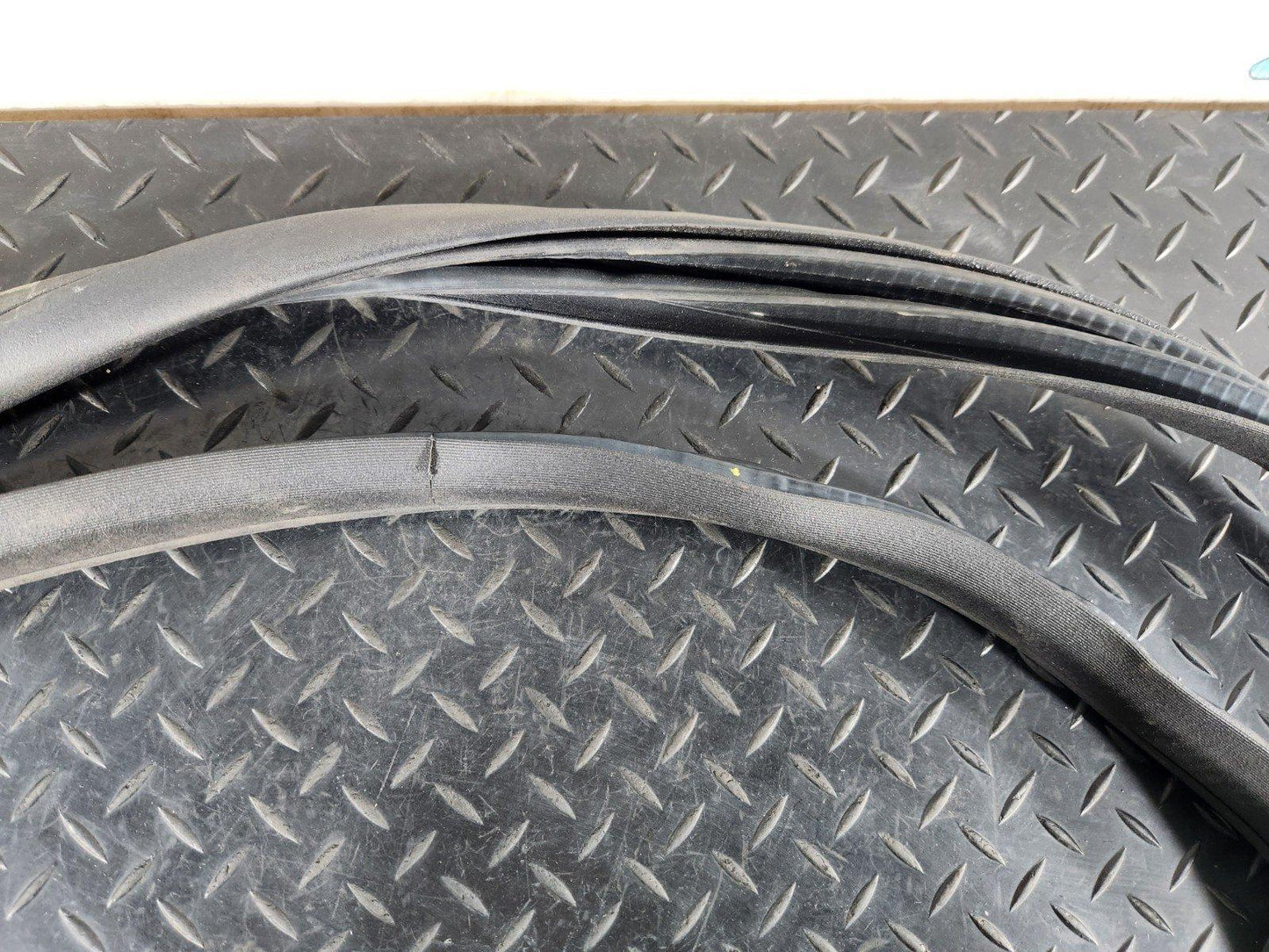 11-19 Mercedes ML W166 Front Left Or Right Side Door Rubber Seal A1666970051