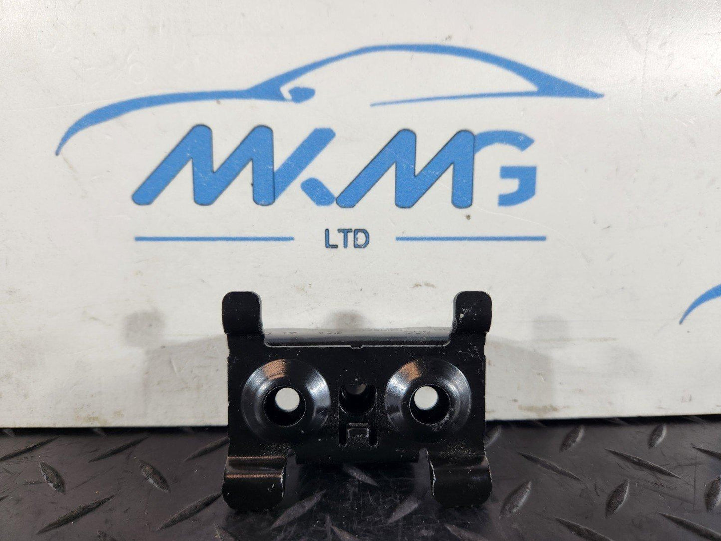 16-19 AUDI A4 B9 GENUINE MOUNTING BRACKET FOR TIE-DOWN EYE 8W9813985