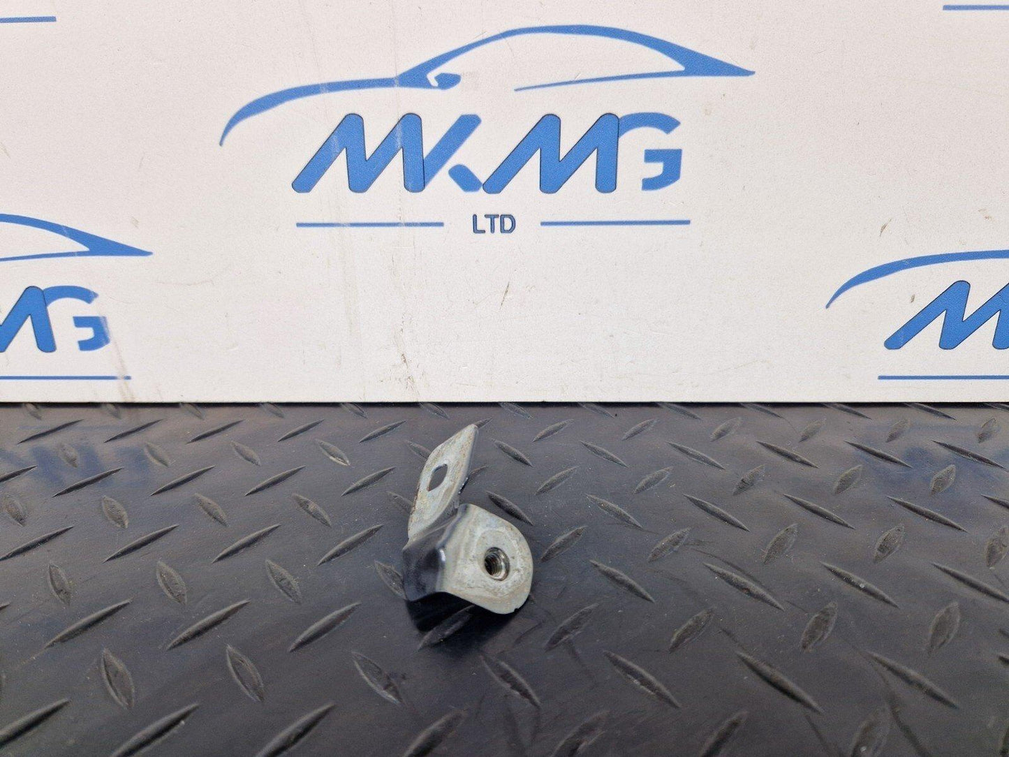 16-19 AUDI A4 AVANT B9 S-LINE FRONT RIGHT DRIVER SIDE WING BRACKET 8W0821470