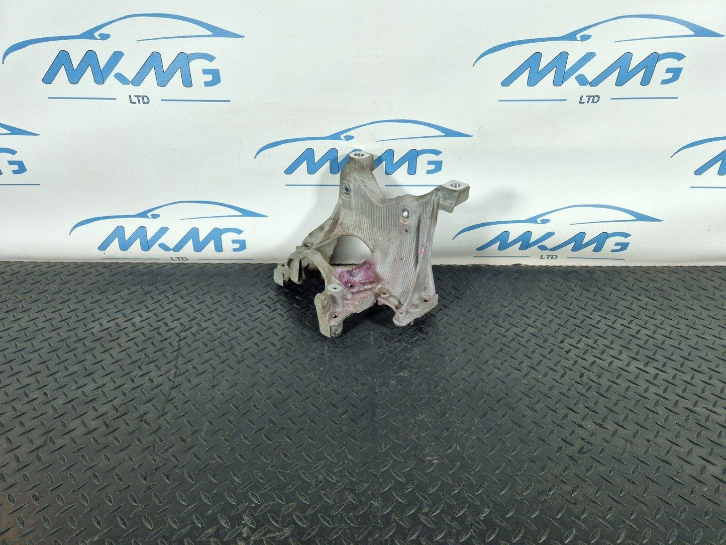 16-19 AUDI A4 B9 GENUINE FRONT LEFT N/S SIDE ENGINE MOUNT BRACKET 8W0399295E