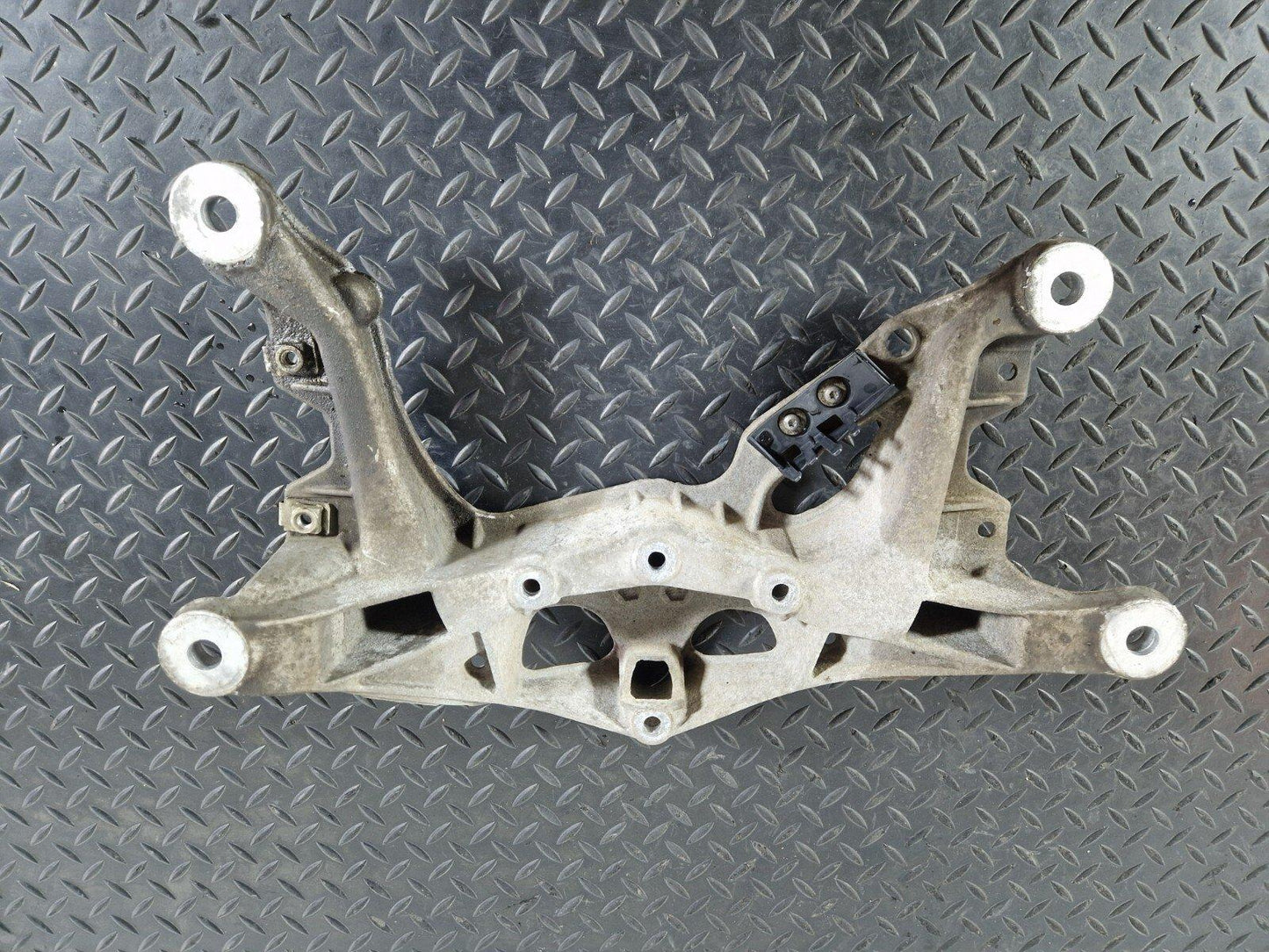 16-19 AUDI A4 B9 GENUINE OEM MANUAL GEARBOX TRANSMISSION BRACKET 8W0399262AD