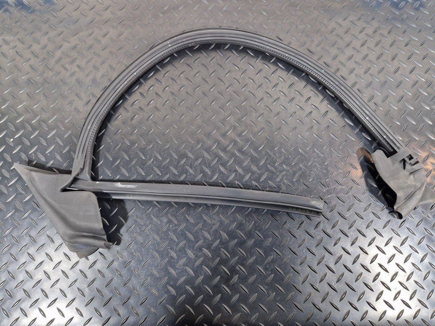 16-23 AUDI A5 F5 SPORTBACK FRONT RIGHT DOOR WINDOW APERTURE INNER SEAL 8W8837480