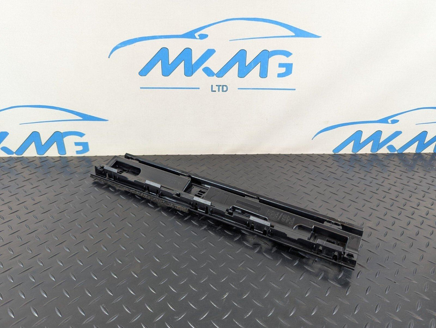 16-22 BMW X1 F48 LEFT SIDE CENTRE SKIRT MOUNTING BRACKET 7332331