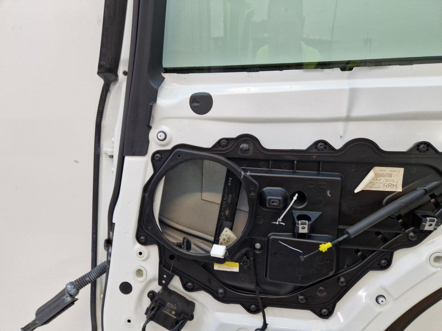 17-ON LAND ROVER DISCOVERY L462 REAR RIGHT O/S/R COMPLETE DOOR WHITE LRC867
