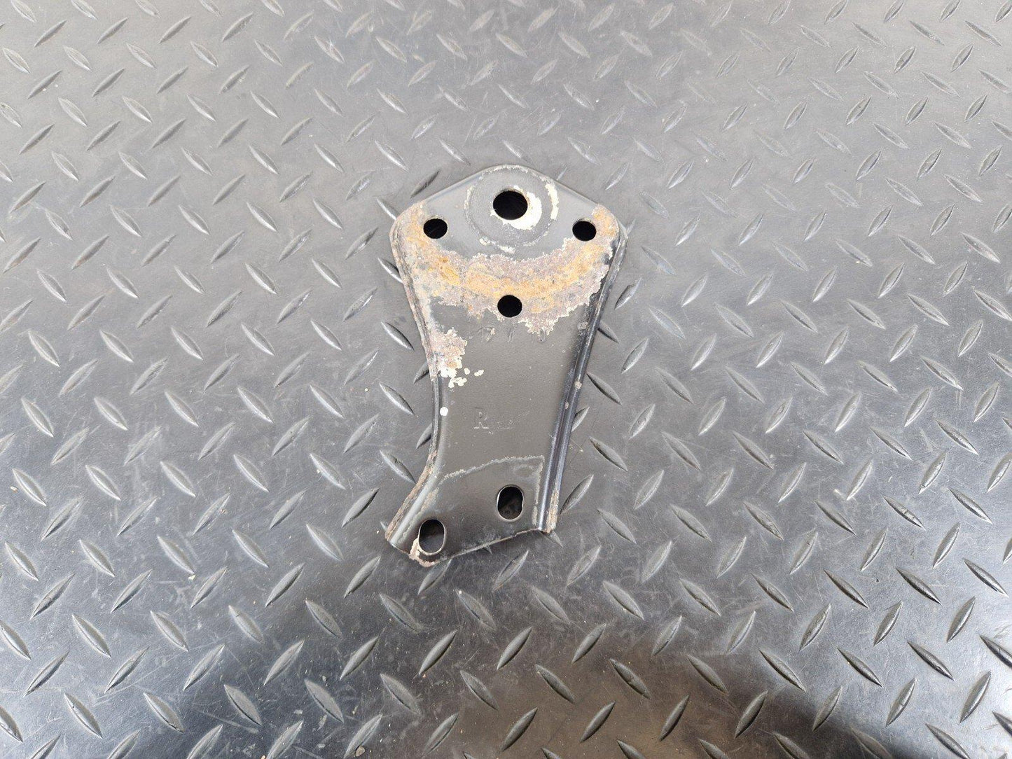 14-21 MERCEDES BENZ C300h W205 REAR SUBFRAME RIGHT SIDE STOP PLATE A2053520800