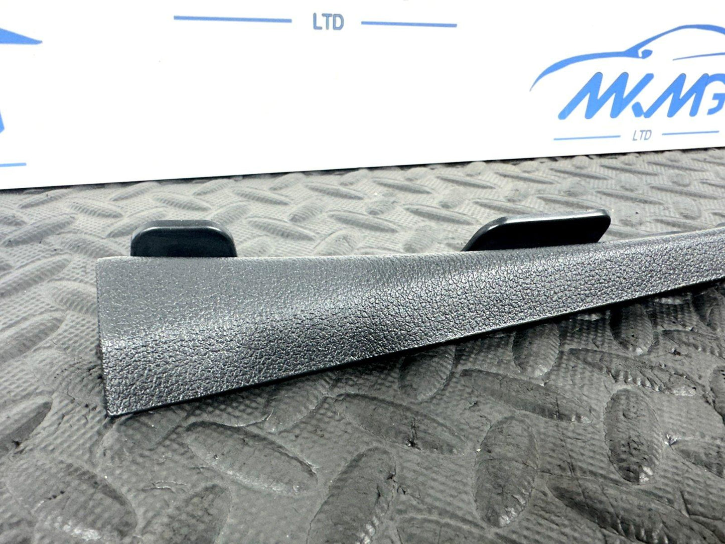 16-19 AUDI A4 B9 AVANT GENUINE RIGHT DRIVER SIDE A PILLAR BRACKET 8W0868204