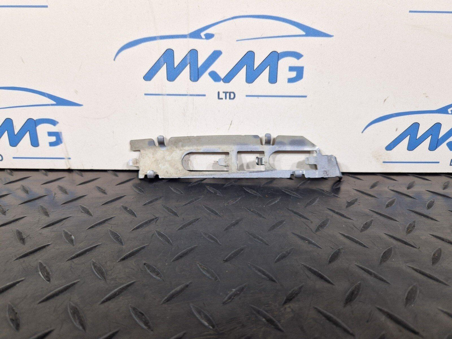 16-19 AUDI A4 B9 GENUINE OEM REAR RIGHT O/S BUMPER MOUNT BRACKET 4G8807864