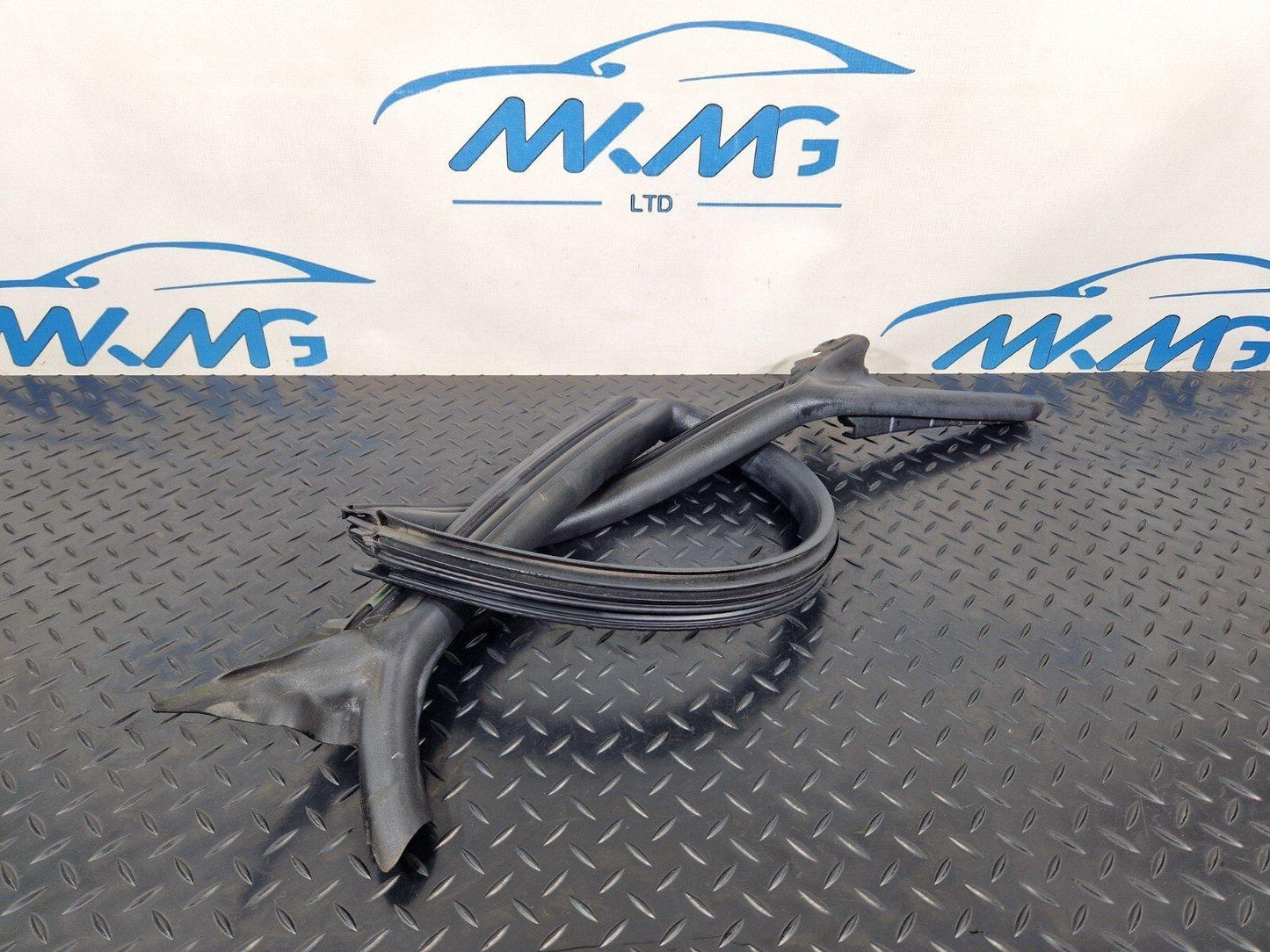 10-18 AUDI A7 4G S-LINE REAR RIGHT DOOR UPPER RUBBER WEATHER SEAL 4G8845696