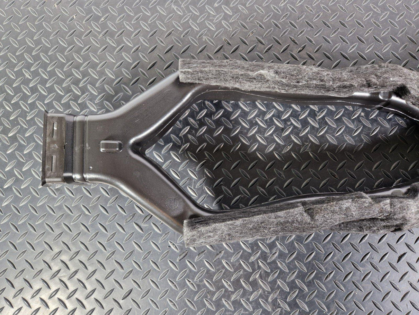 15-18 AUDI A7 4G CENTRE REAR VENTS AIR DUCTING CHANNEL 4G0857039