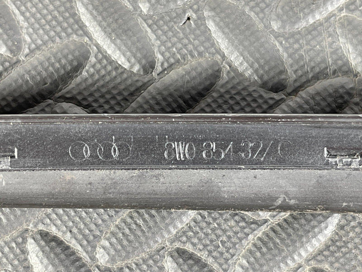 16-19 AUDI A4 B9 WINDSCREEN WEATHER STRIP MOULDING 8W0854327C