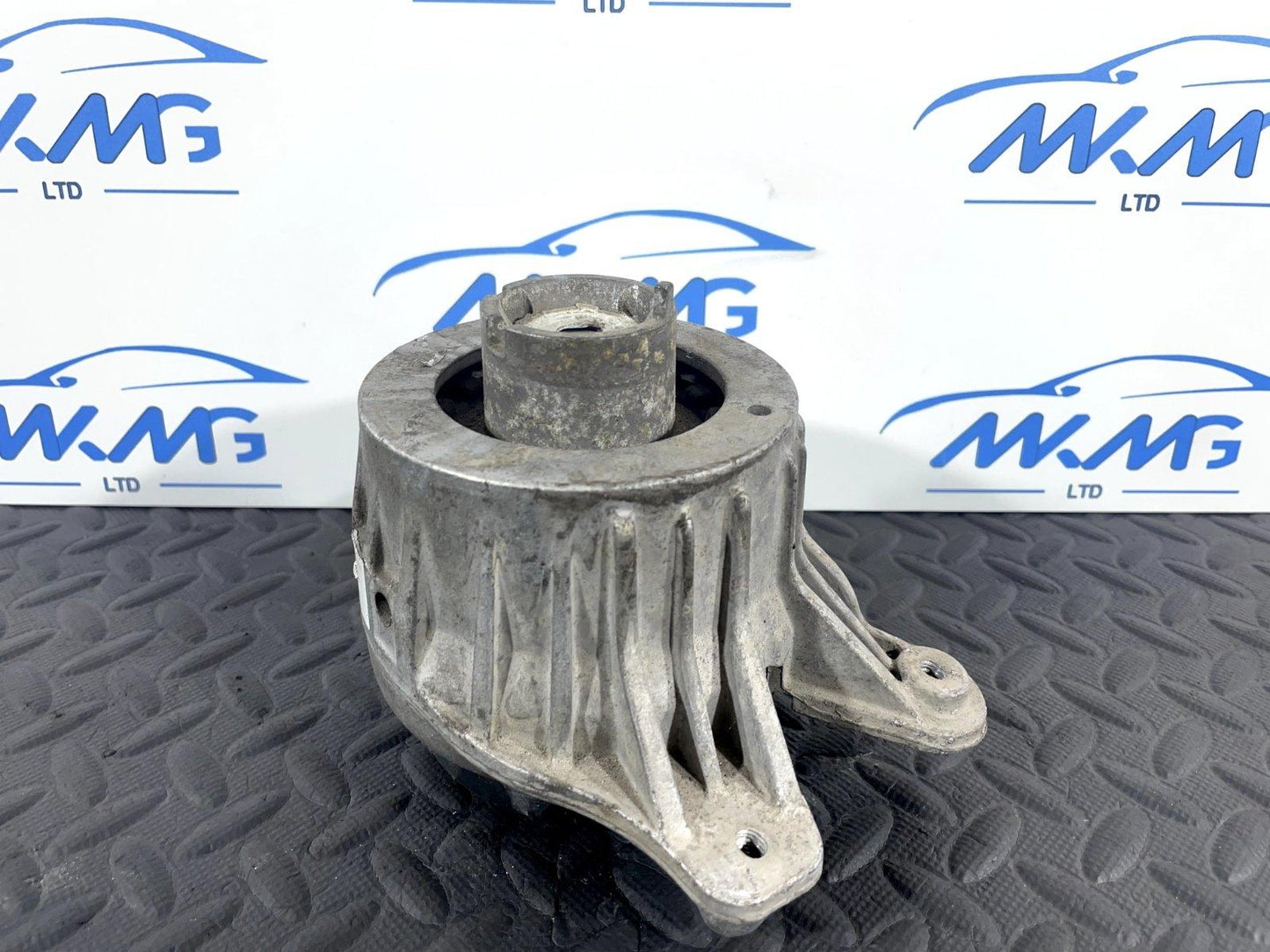 14-21 MERCEDES BENZ C300 W205 GENUINE LEFT PASSENGER ENGINE MOUNT A2052406817