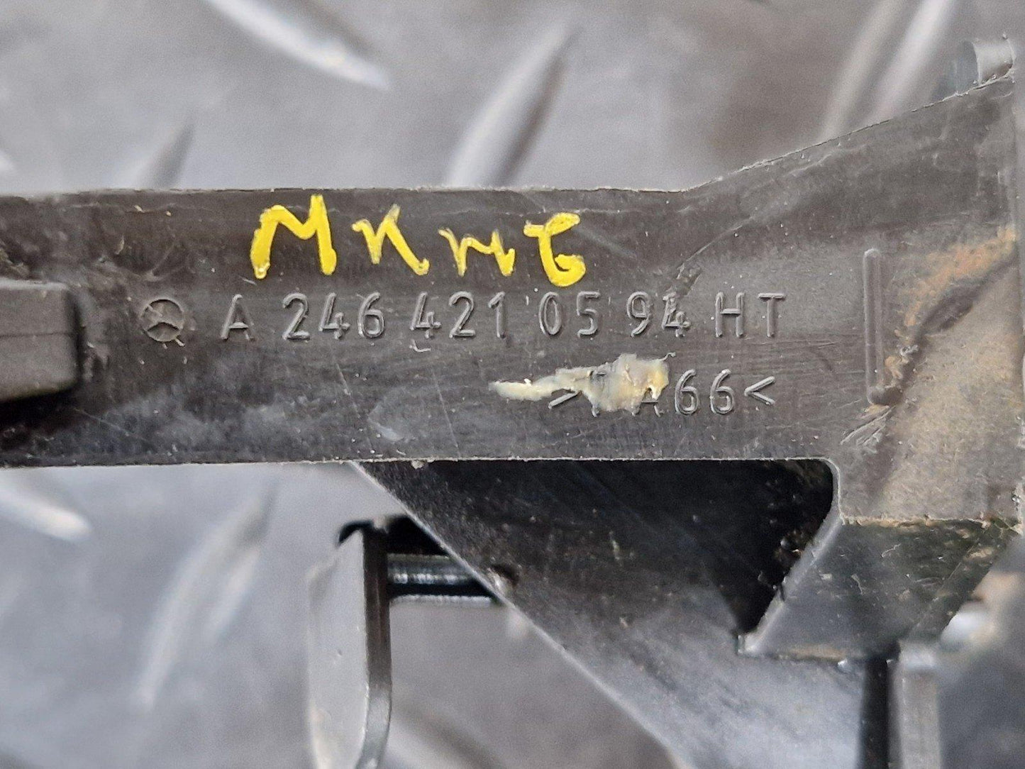 12-18 MERCEDES BENZ B-CLASS W246 SUSPENSION STRUT FRONT LEFT BRACKET A2464210594