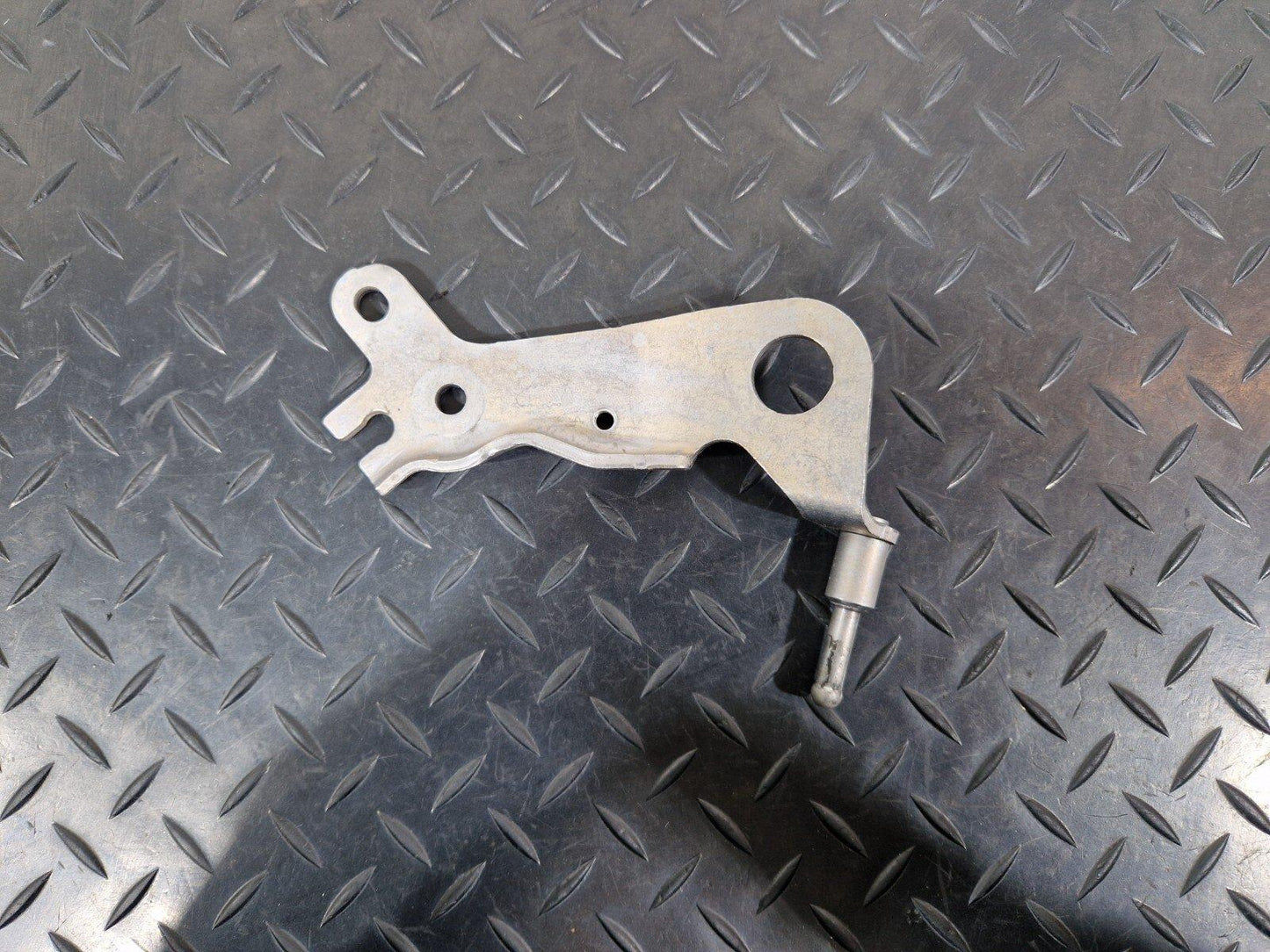 14-21 MERCEDES BENZ C220d W205 ENGINE LEFT REAR LIFTING LUG CLIP MOUNT HOLDER