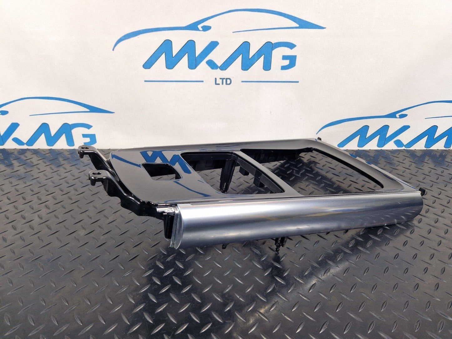 19-ON MERCEDES BENZ B CLASS W247 CENTRE CONSOLE TRIM GENUINE A2476807103