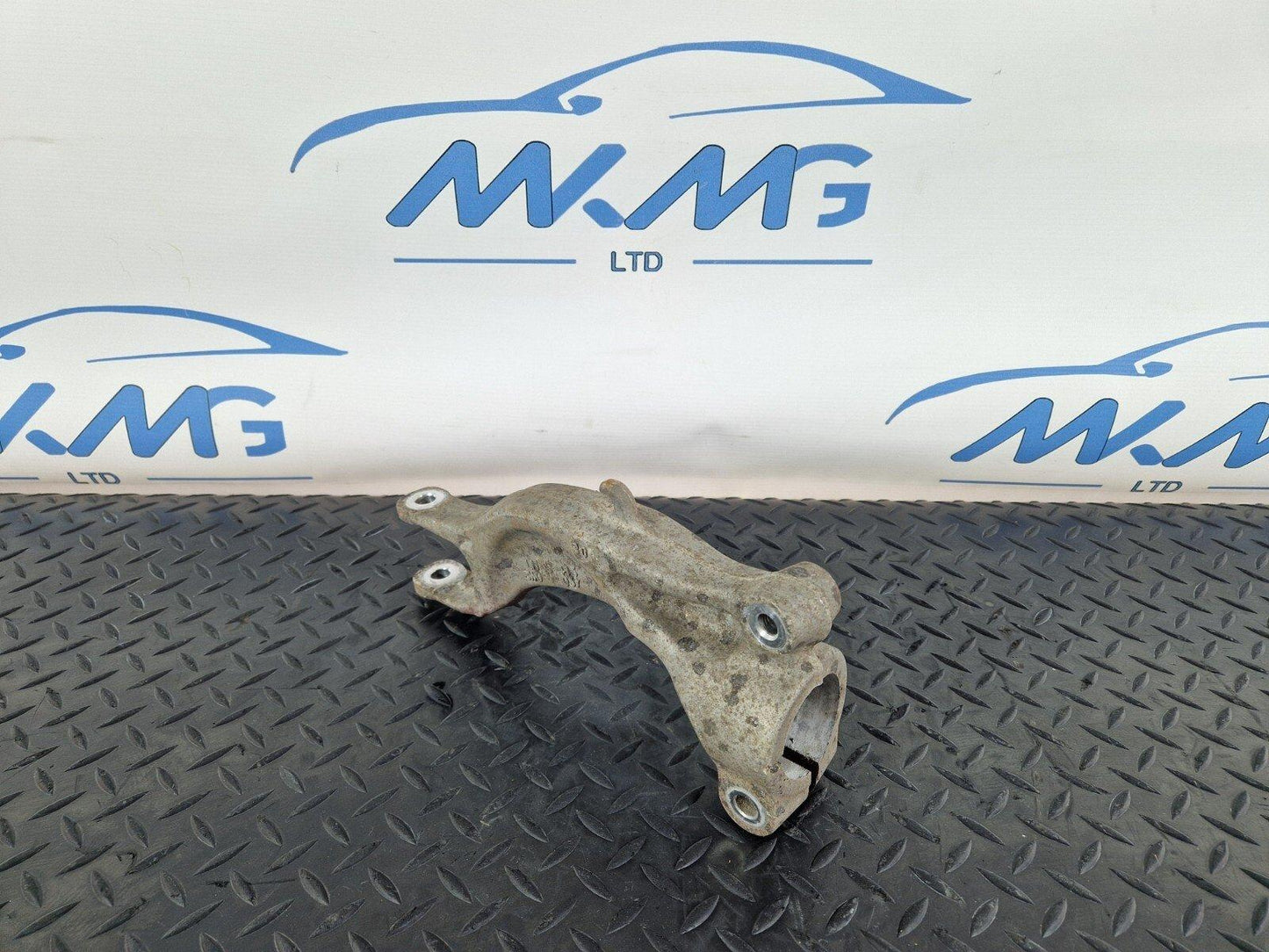 16-19 AUDI A4 B9 GENUINE FRONT LEFT SIDE N/S SUSPENSION STRUT BRACKET 8W0413037