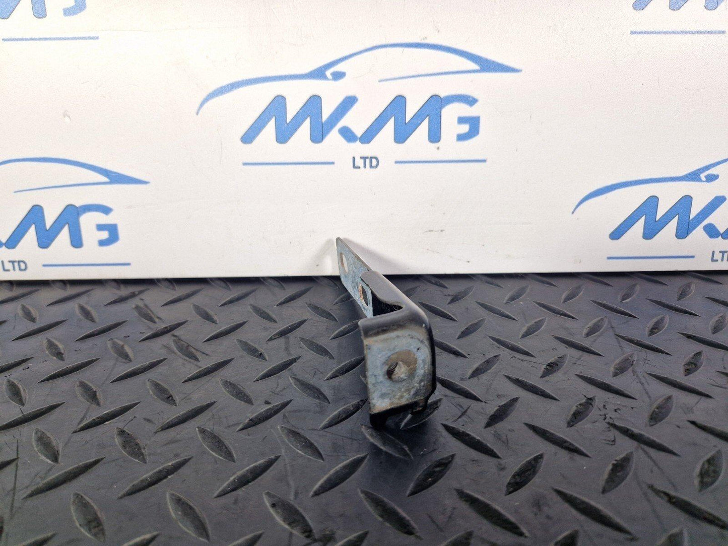 16-19 AUDI A4 B9 GENUINE OEM FRONT LEFT PASSENGER SIDE WING BRACKET 8W0821433