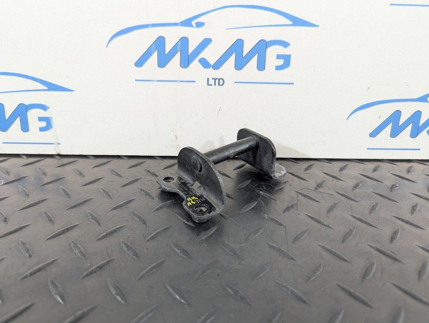 11-19 MERCEDES BENZ ML W166 BONNET HOOD LOCK BRACKET A1668800164