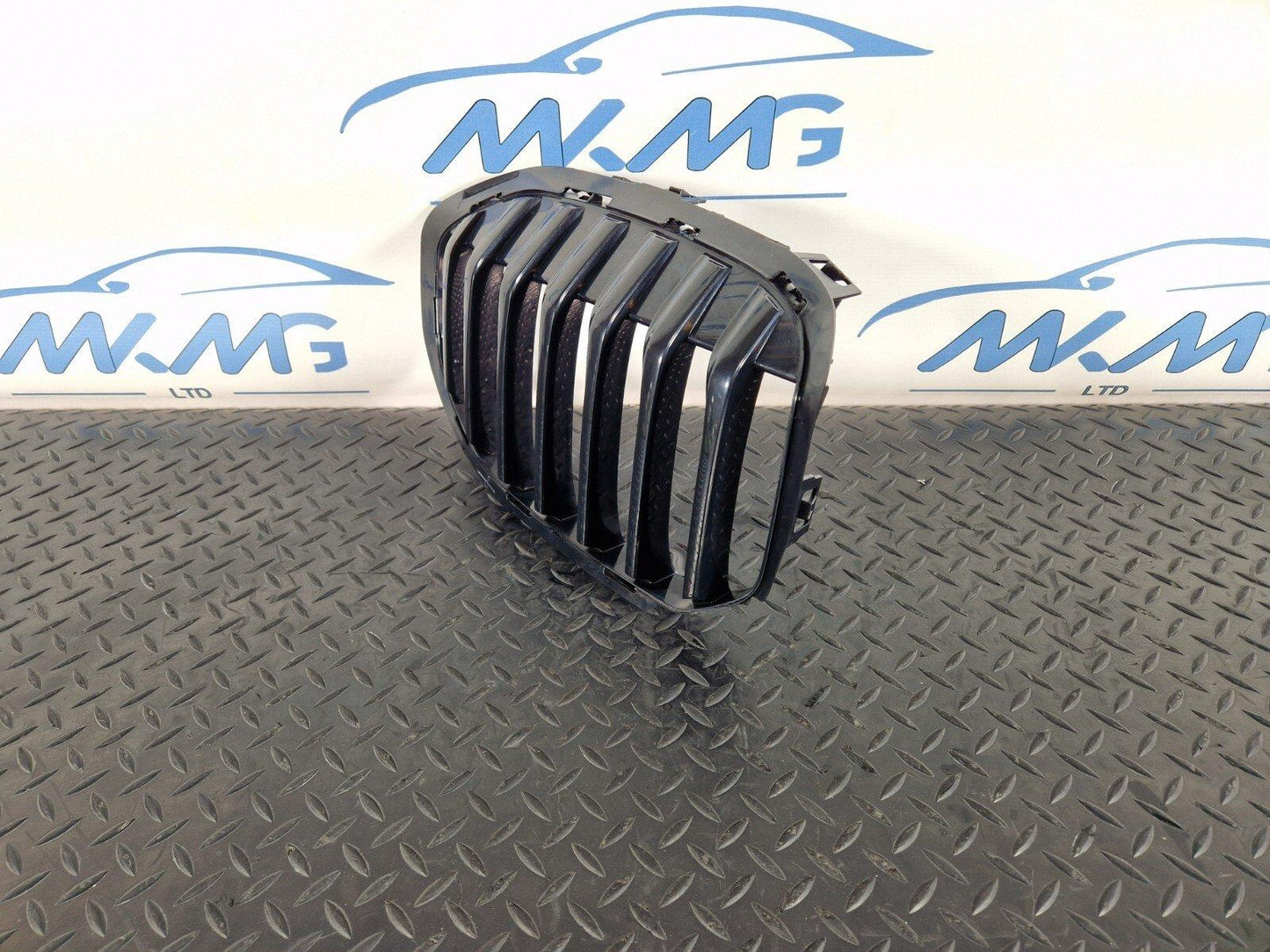 20-24 BMW 1 SERIES F40 FRONT BUMPER RIGHT SIDE KIDNEY GRILL 7450957 (DAMAGED)