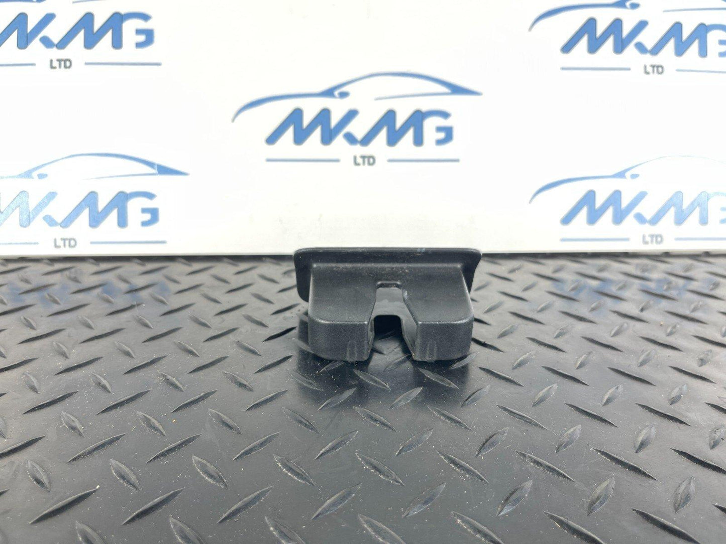 16-19 AUDI A4 B9 SALOON GENUINE BOOT TAILGATE LOCK TRIM COVER 8W5827520