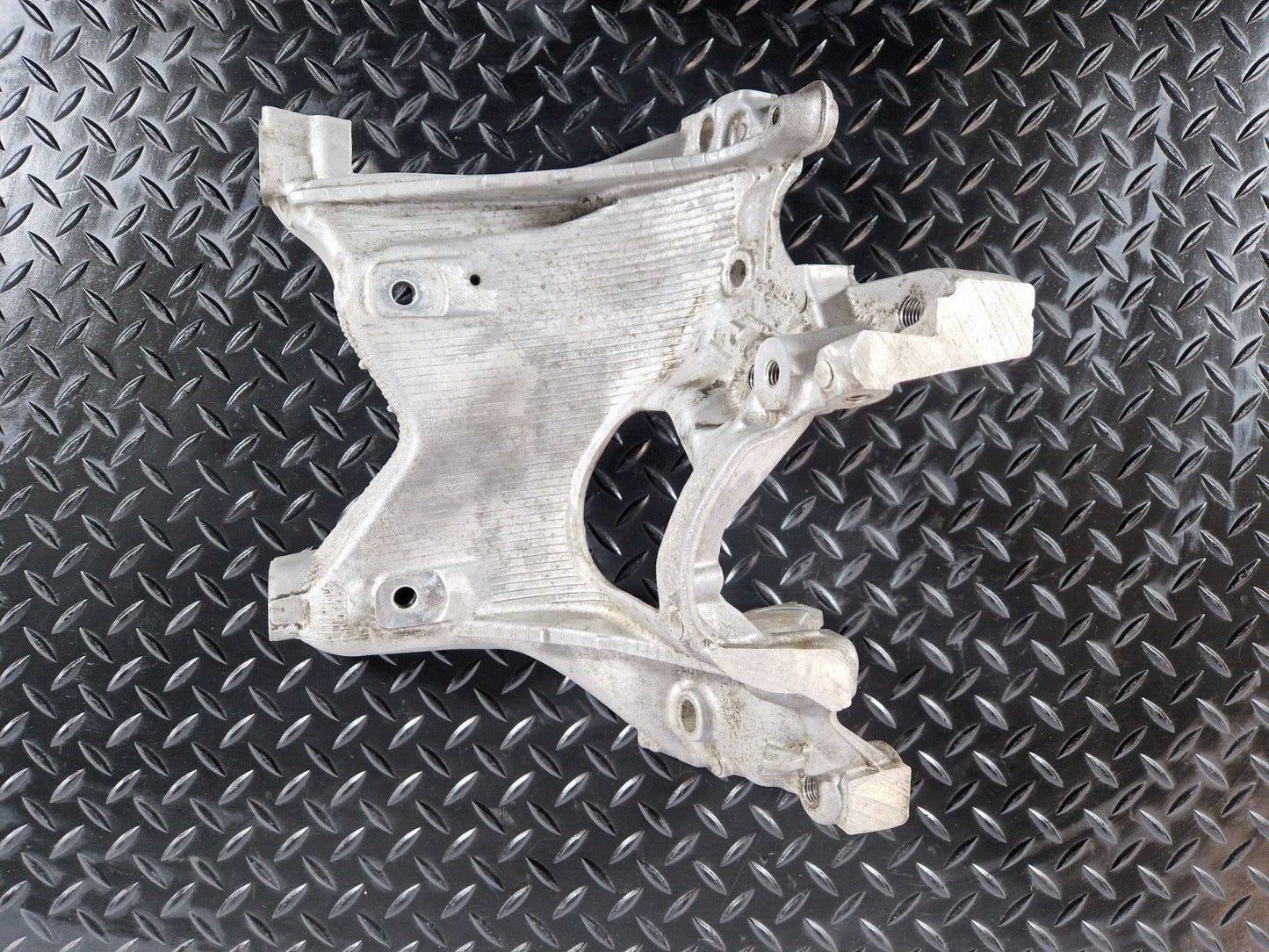 16-19 AUDI A4 B9 FRONT LEFT N/S LEFT SIDE ENGINE MOUNT BRACKET 8W0399295E