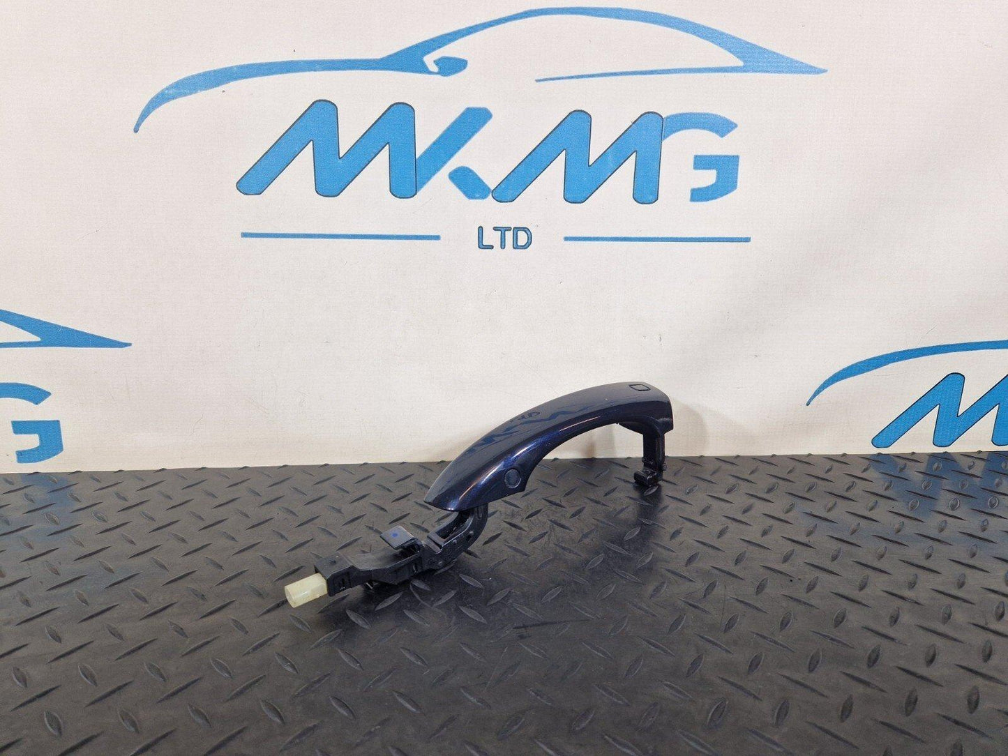 10-17 AUDI A8 4H LEFT N/S OUTER DOOR HANDLE IN BLUE FITS FRONT & REAR 4H0837205B