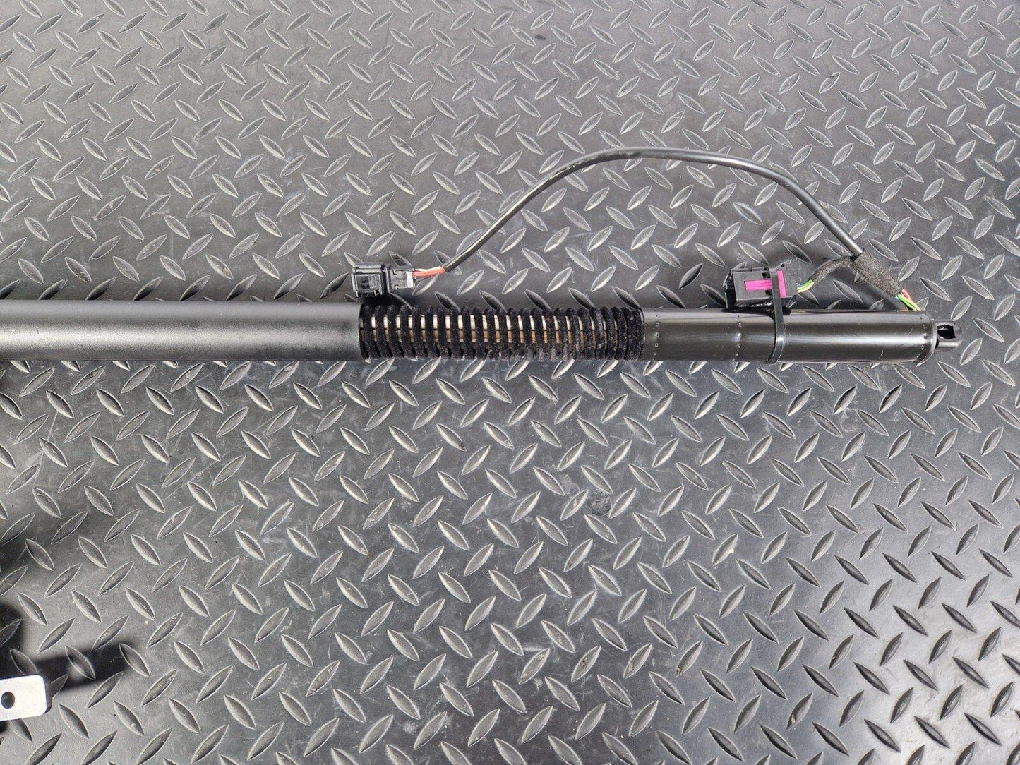 15-18 AUDI A7 4G OEM REAR RIGHT SIDE O/S ELECTRIC BOOT TAILGATE STRUT 4G8827852F
