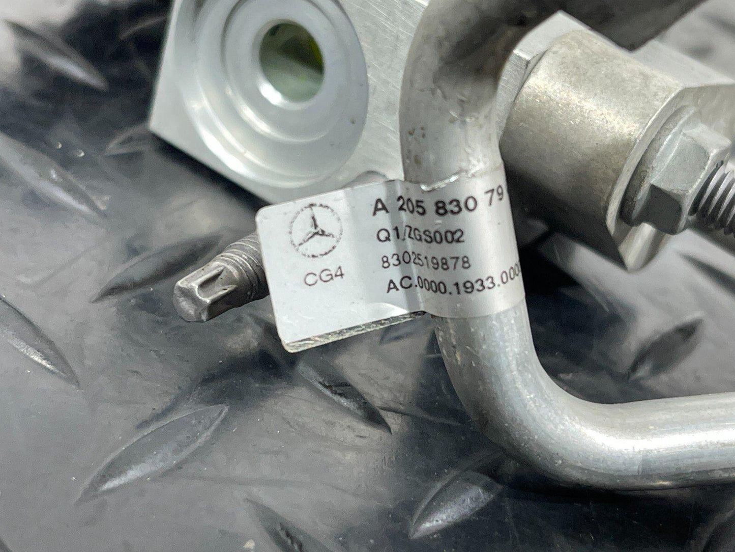 14-21 MERCEDES C300h W205 AIR CON OFF VALVE & PUMP LINE A2058307401 A2058307901