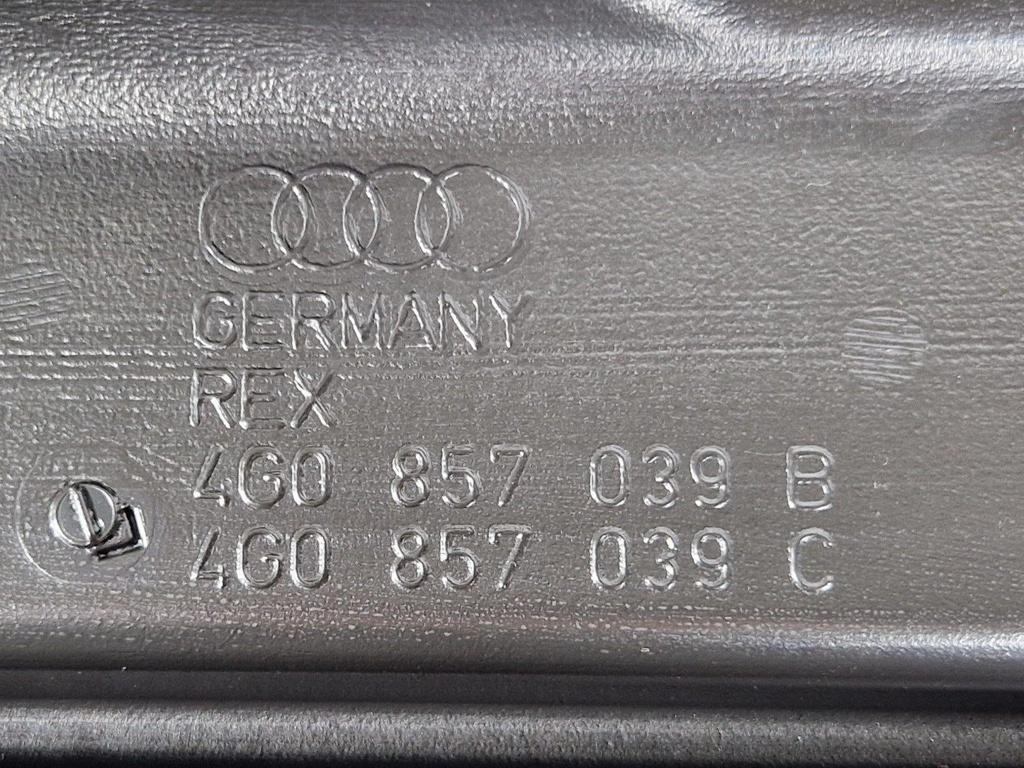 15-18 AUDI A7 4G CENTRE REAR VENTS AIR DUCTING CHANNEL 4G0857039