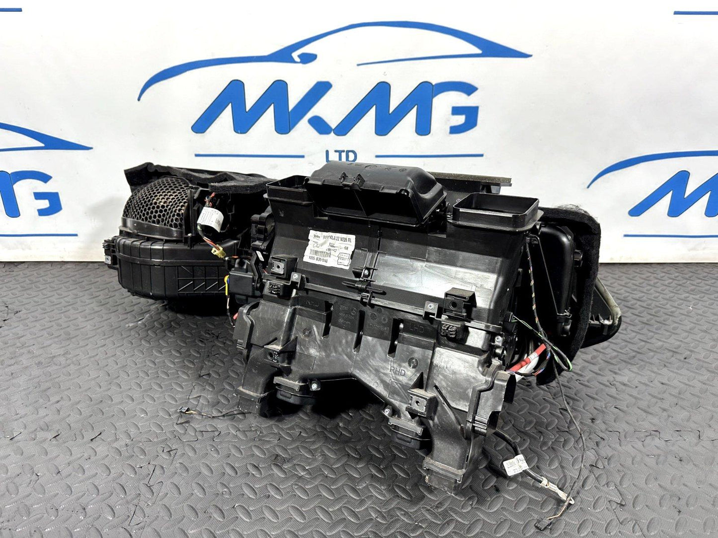 14-21 MERCEDES BENZ C300 W205 GENUINE HEATER MATRIX BOX A2058300460