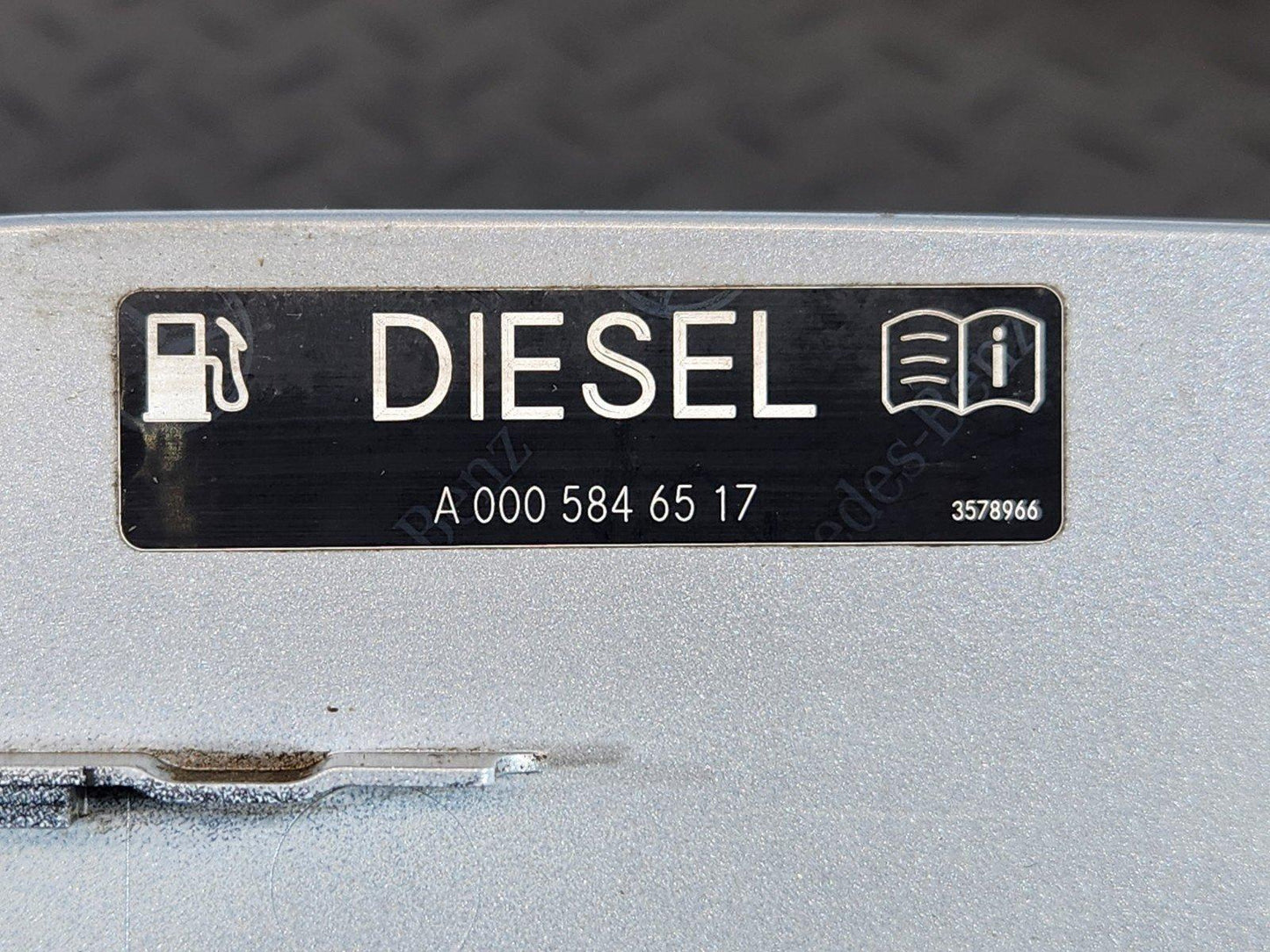 11-19 MERCEDES BENZ ML W166 FUEL TANK FILLER FLAP CAP COVER SILVER A1667570006