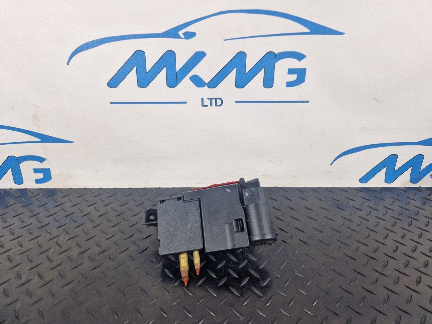 16-19 AUDI A4 B9 POSITIVE BATTERY POWER DISTRIBUTION BOX CONNECTOR 8W0941823