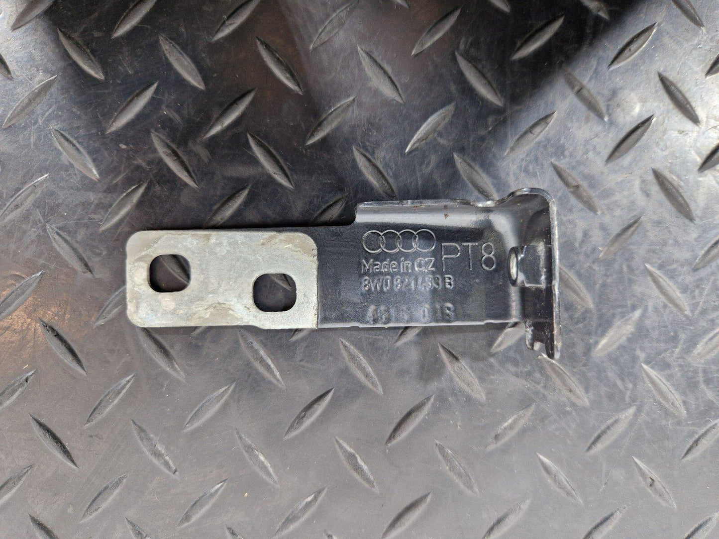 16-19 AUDI A4 B9 GENUINE FRONT LEFT PASSENGER SIDE WING BRACKET 8W0821433B