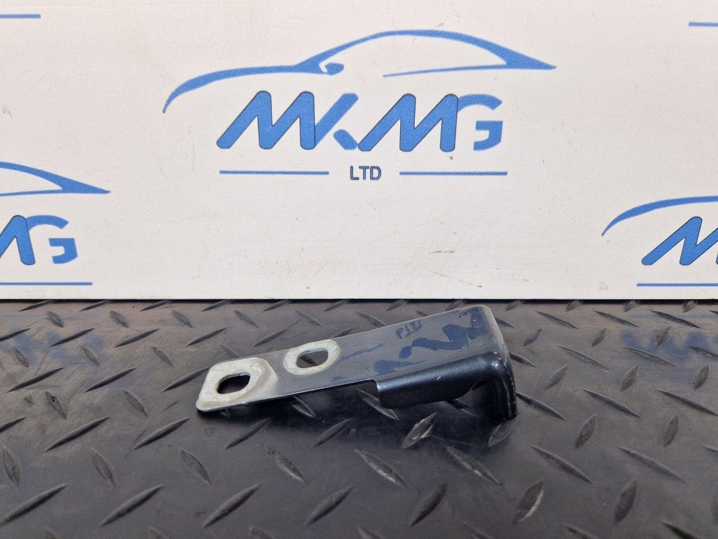 16-19 AUDI A4 B9 GENUINE FRONT LEFT PASSENGER SIDE WING BRACKET 8W0821433B