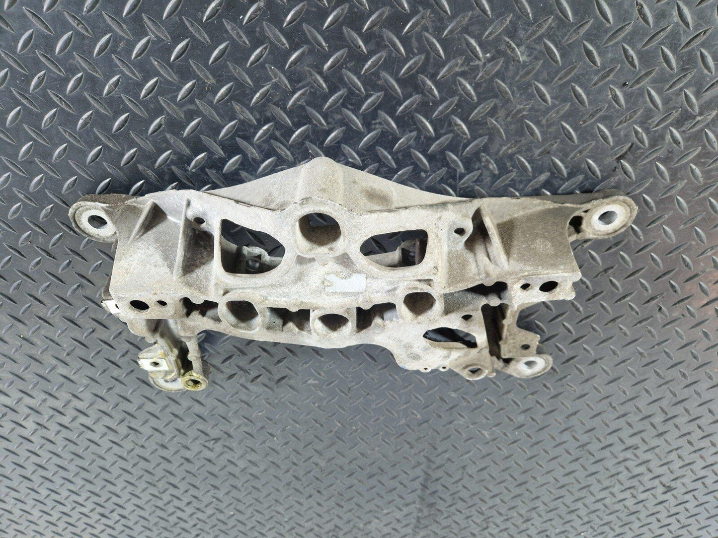 16-19 AUDI A4 B9 GENUINE OEM MANUAL GEARBOX TRANSMISSION BRACKET 8W0399262AD