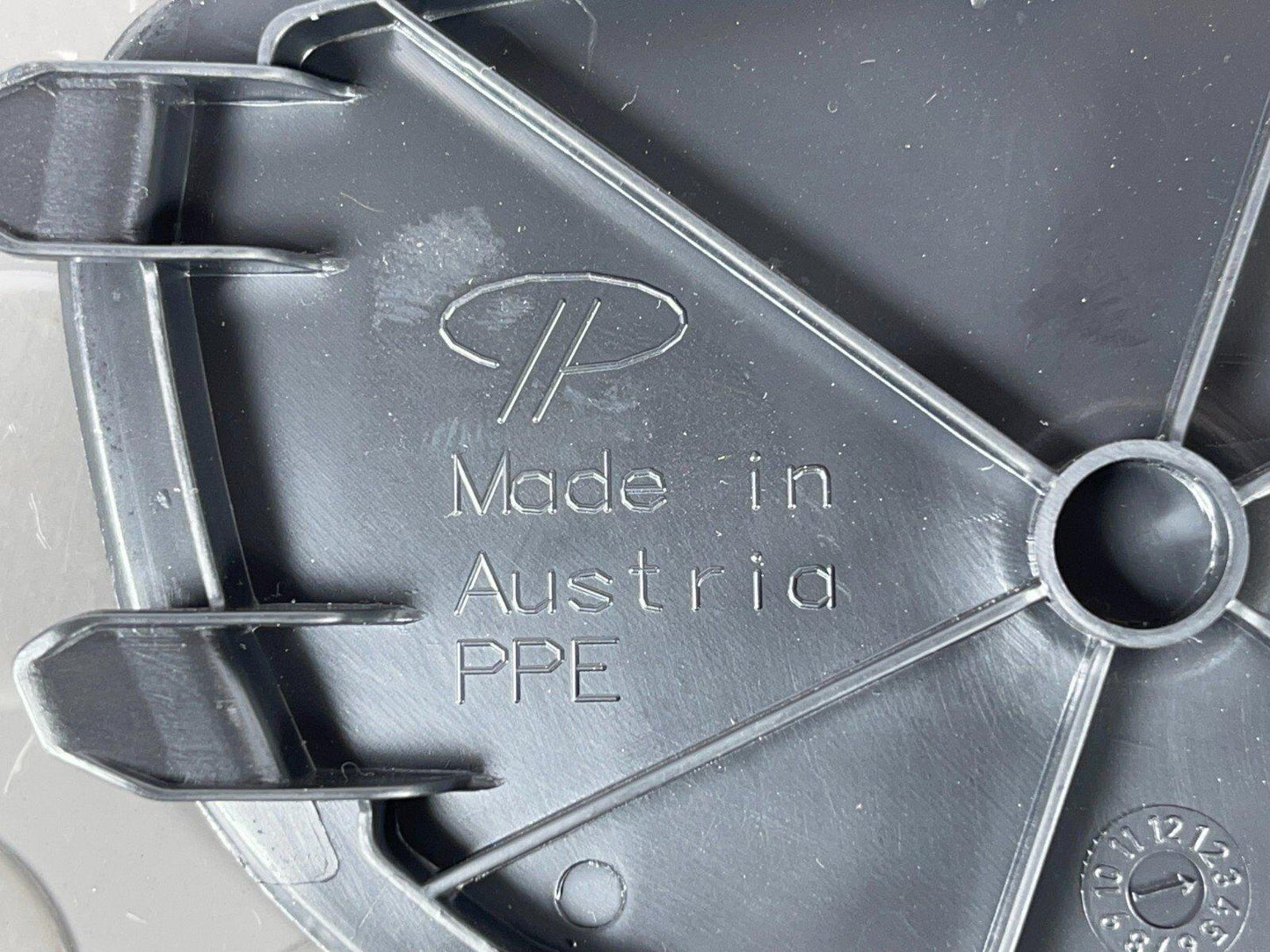16-19 AUDI A4 B9 ESTATE GENUINE REAR RIGHT BOOTLID COVER TRIM 8W9867658