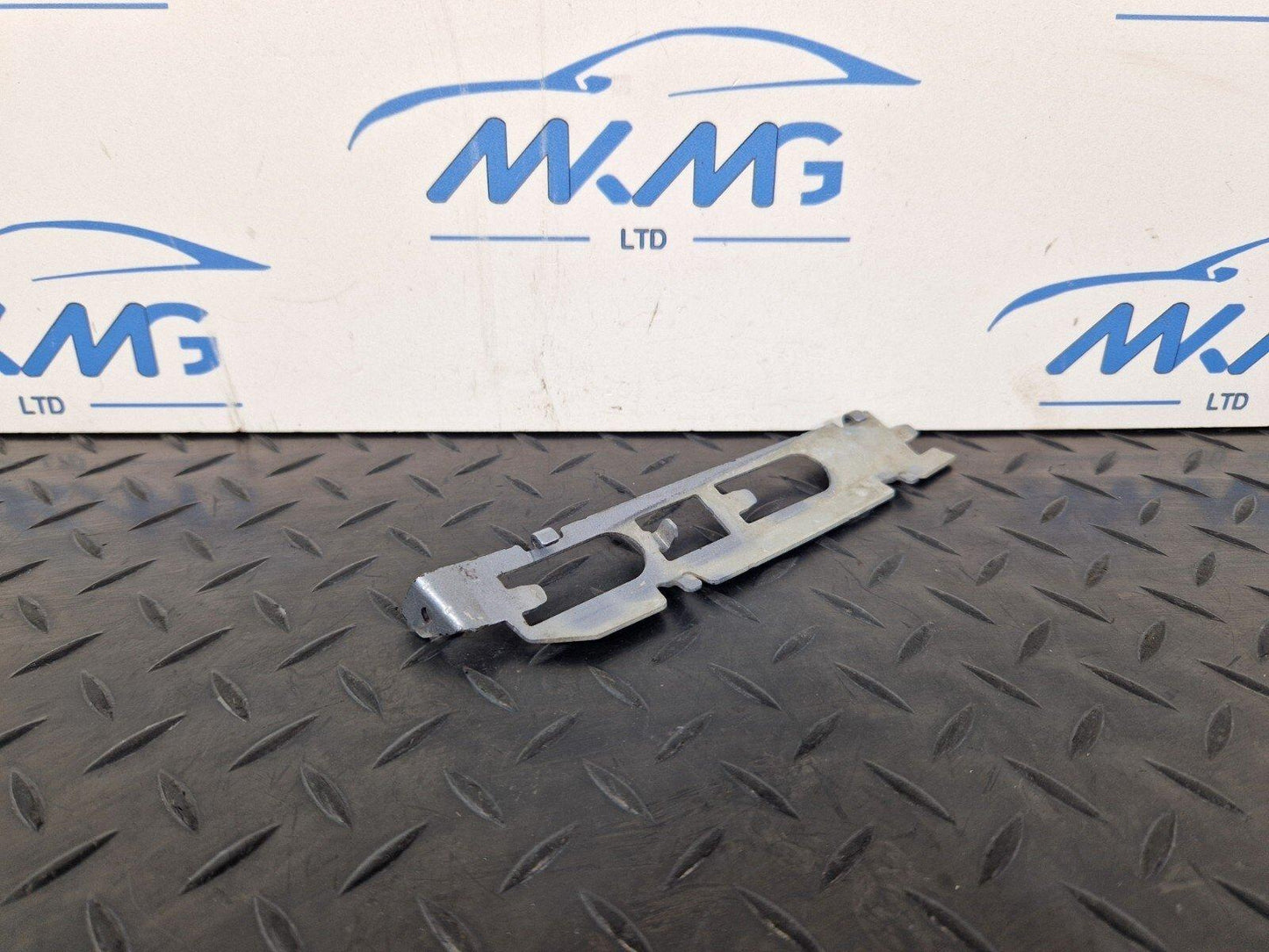 16-19 AUDI A4 B9 GENUINE OEM REAR RIGHT O/S BUMPER MOUNT BRACKET 4G8807864