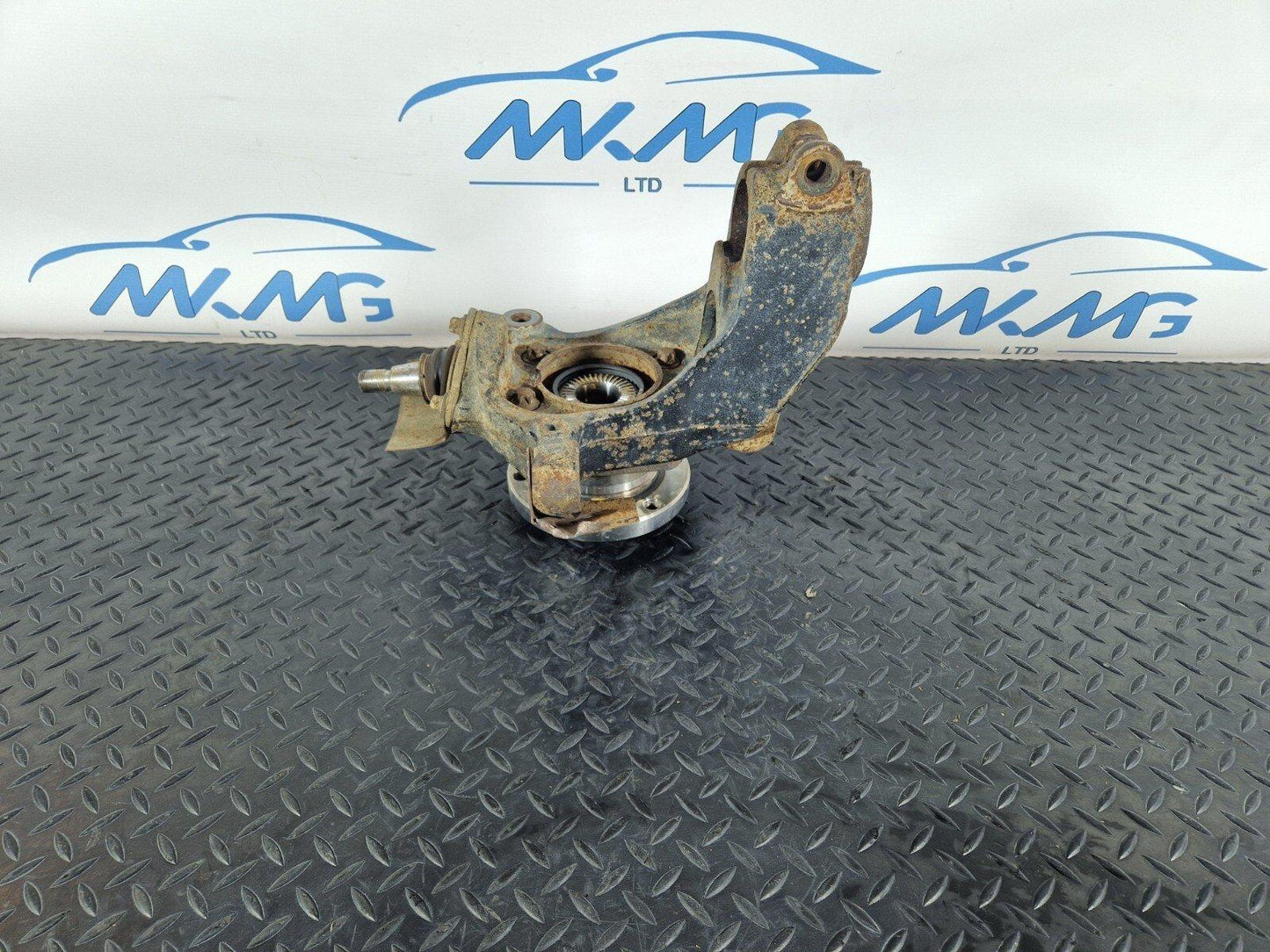 18-ON MERCEDES SPRINTER W910 FRONT RIGHT O/S WHEEL HUB & BEARING A9103320100