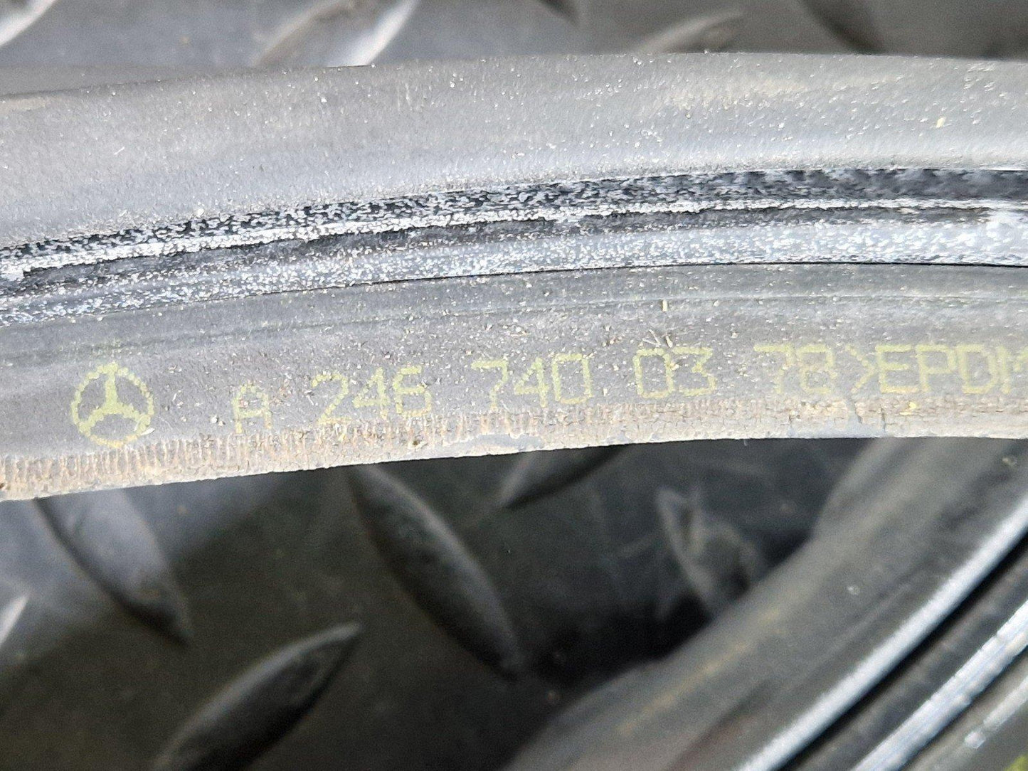 12-18 MERCEDES BENZ B-CLASS W246 OEM REAR TAILGATE RUBBER SEAL A2467400378