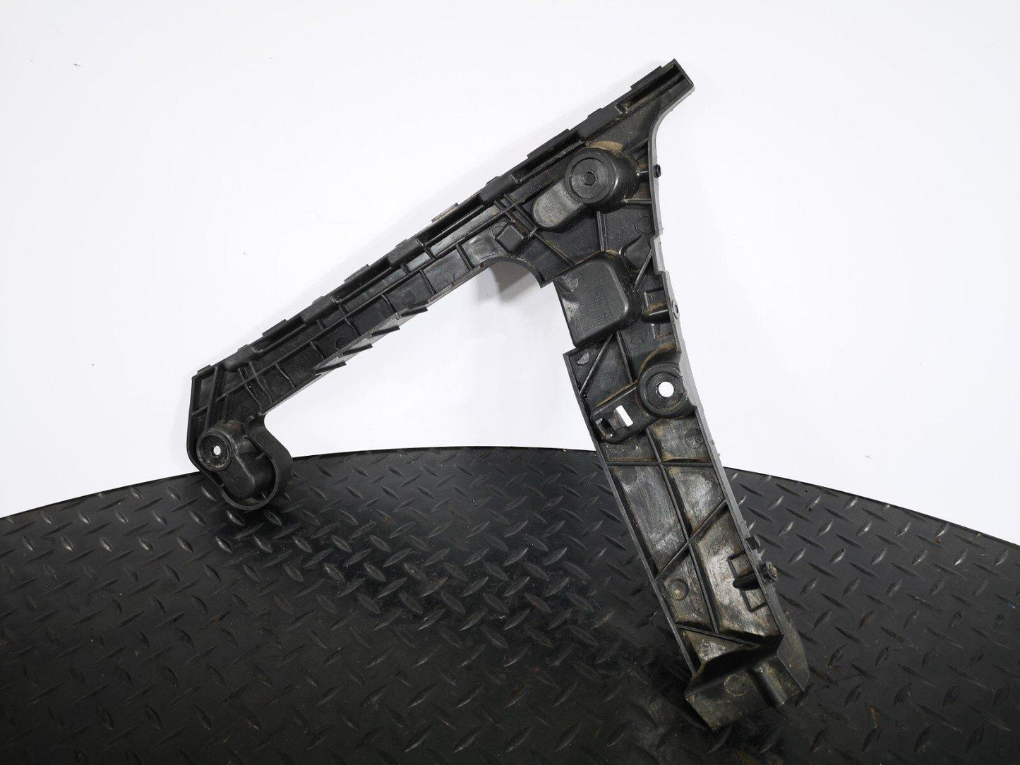 16-19 AUDI A4 B9 GENUINE V6 3.0TDI ESTATE REAR LEFT N/S BUMPER BRACKET 8W9807453