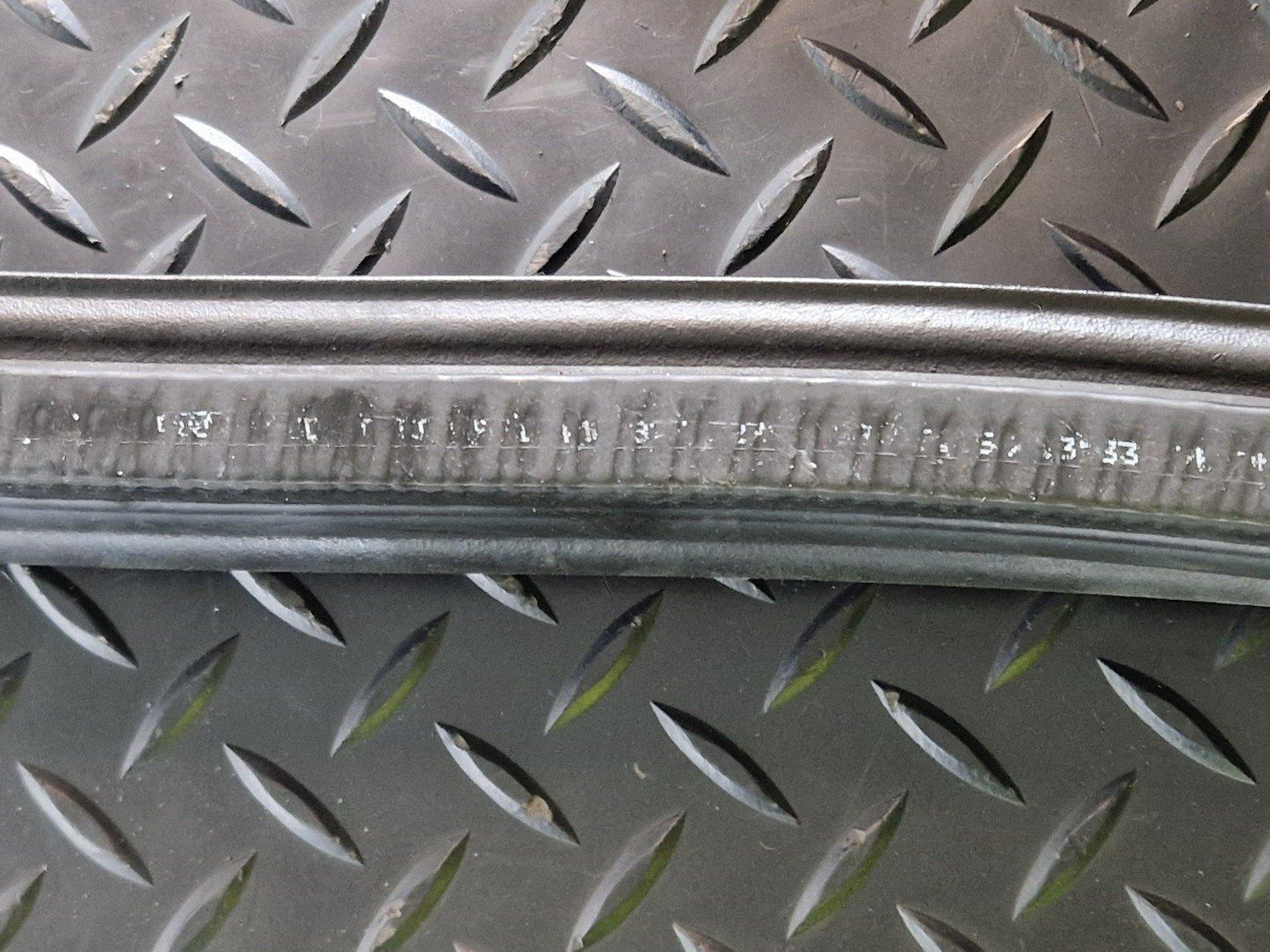 16-20 AUDI Q7 4M GENUINE ENGINE COMPARTMENT RUBBER SEAL 4M0823723