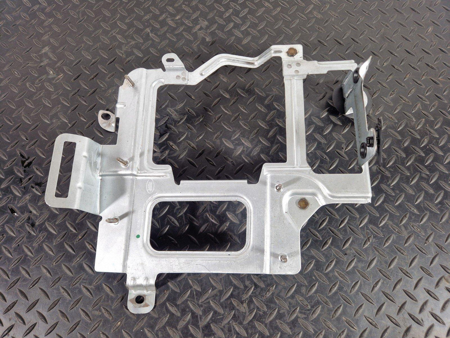 19-ON RANGE ROVER EVOQUE L551 BODY CONTROL MODULE BRACKET MOUNT M8D214D142BB