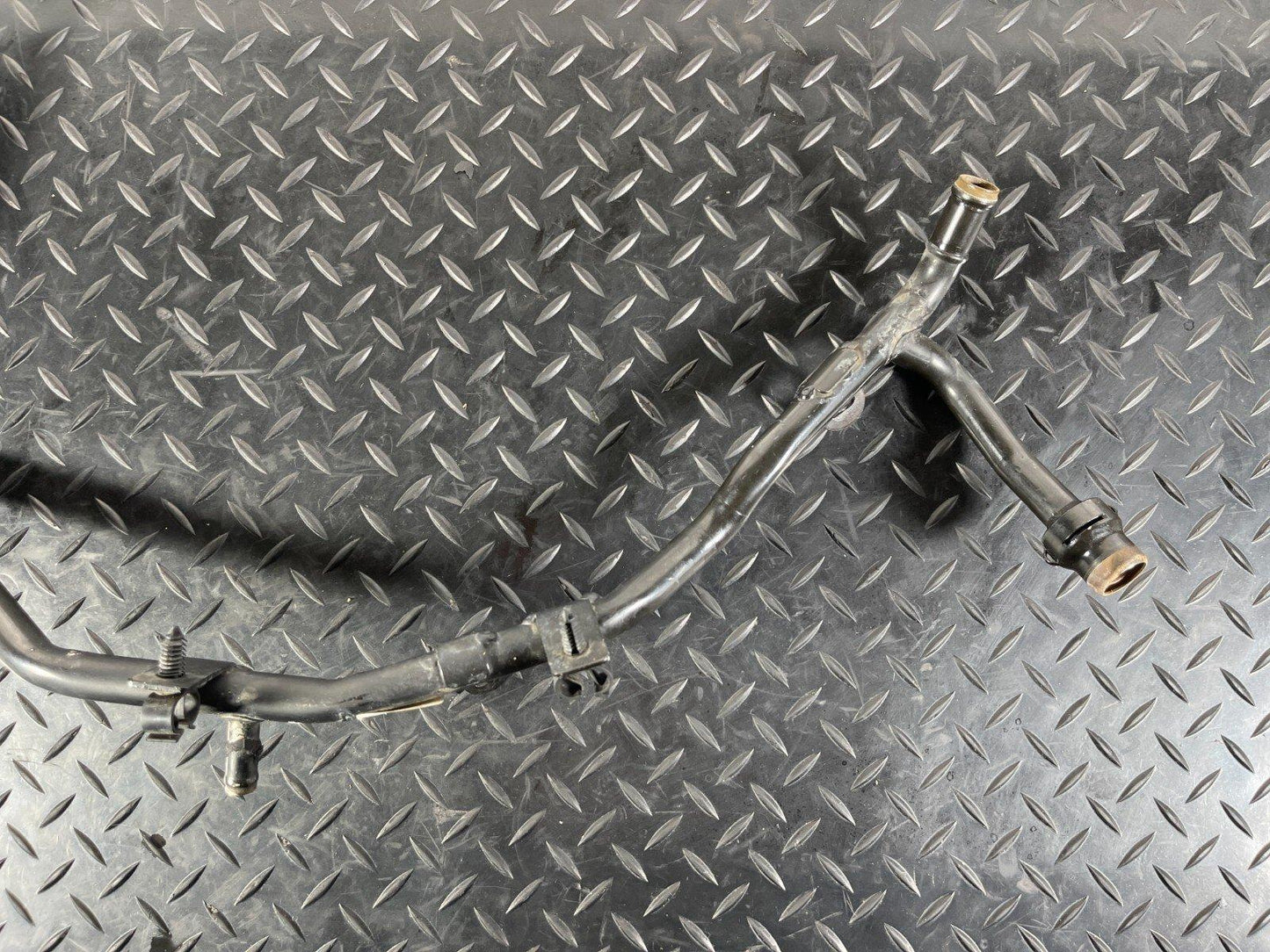 16-19 AUDI A4 B9 2.0TDI DET GENUINE DIESEL ENGINE WATER COOLANT PIPE 04L122157AB